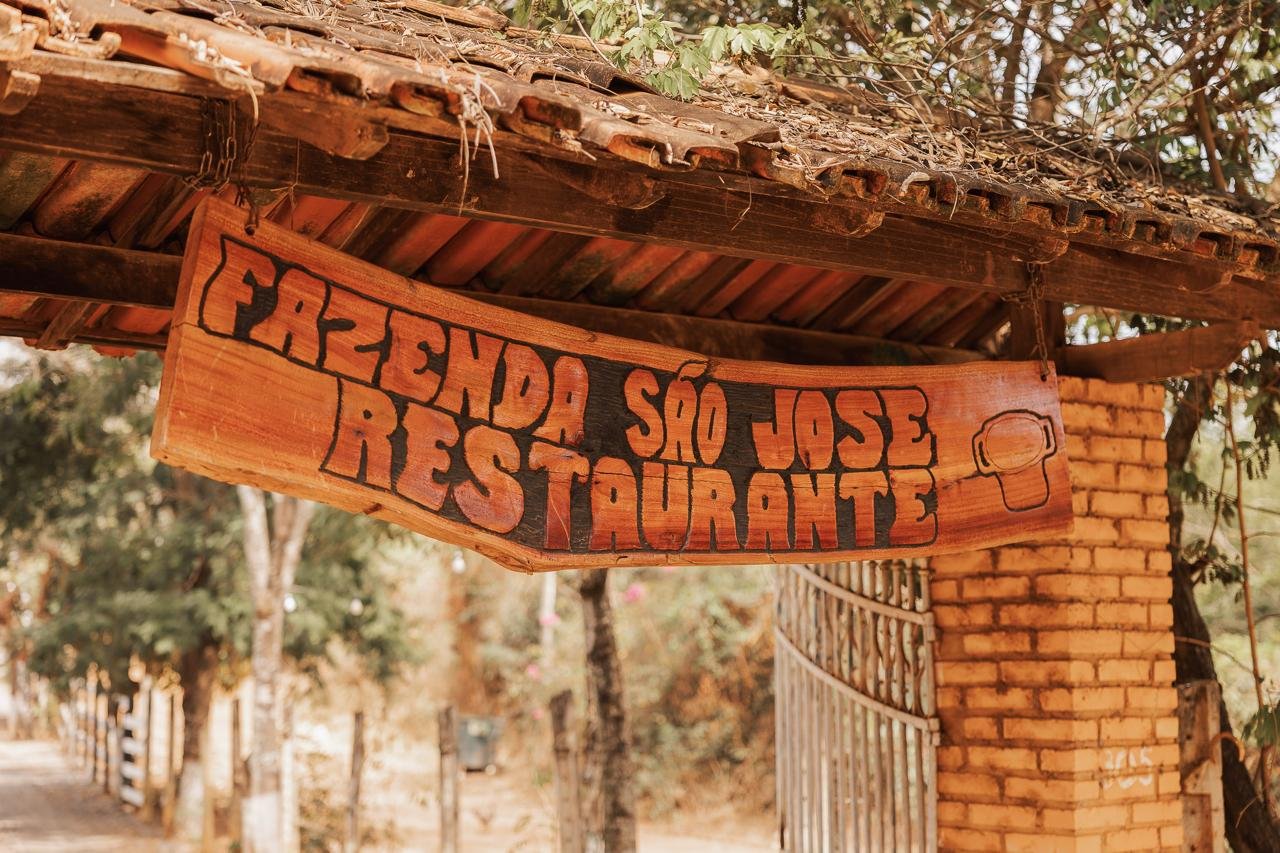 Placa pendurada com o nome Fazenda São José Restaurante